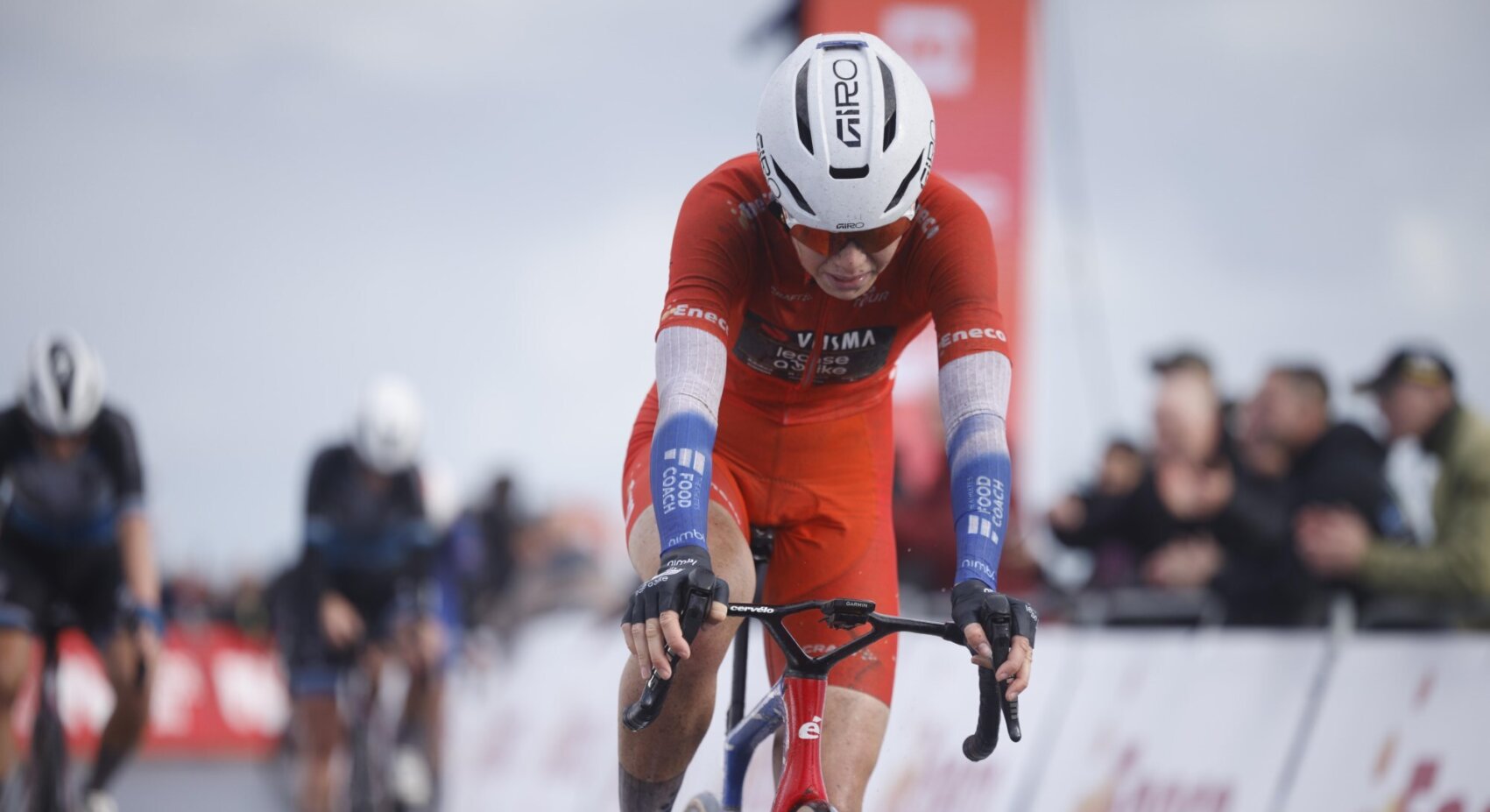 Nooijen knokt zich naar derde plek in heroïsche vierde etappe Eneco Tour en trekt als leidster naar slotrit