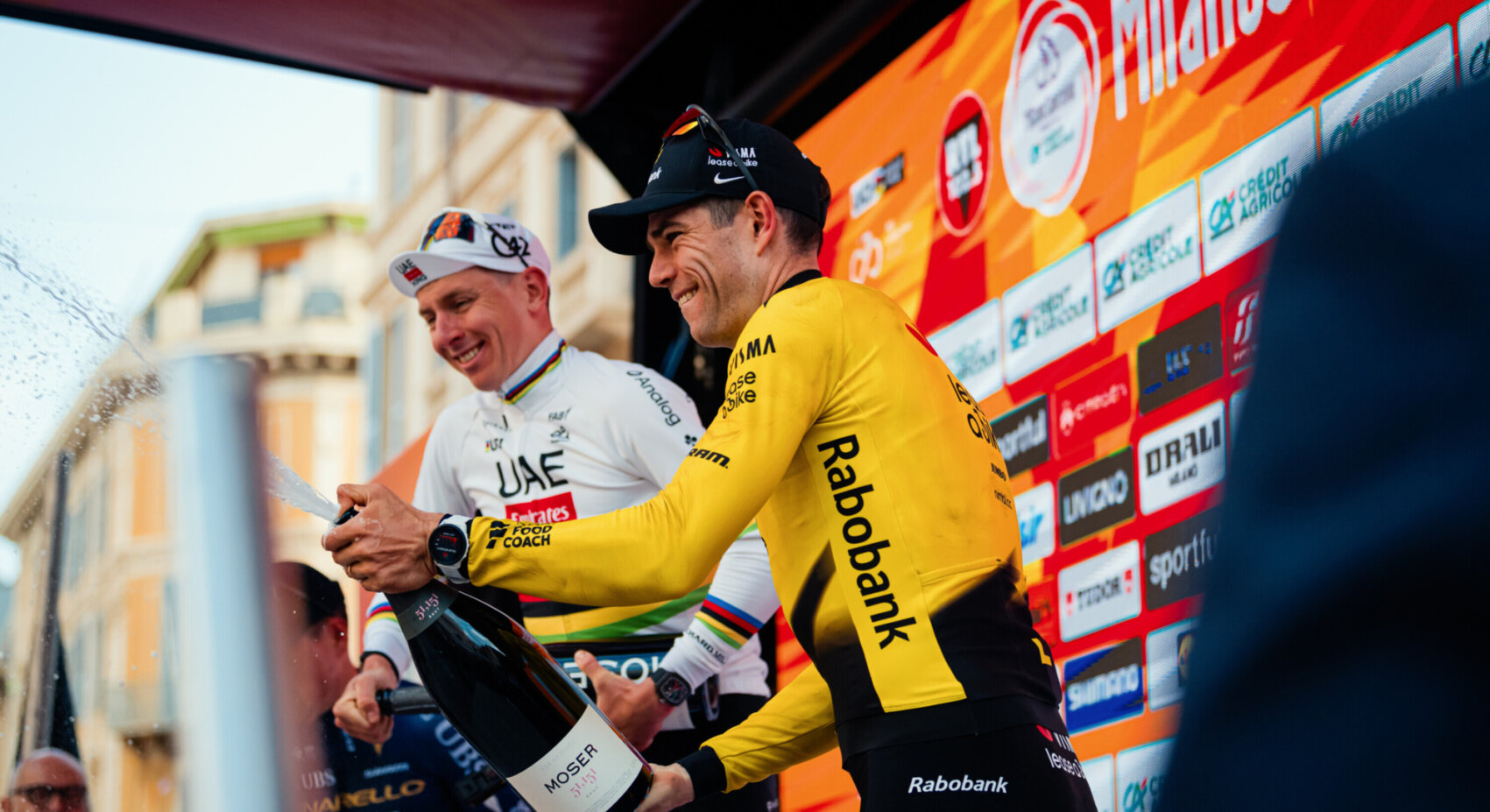 Video: Van Aert op het podium in Milaan-Sanremo	