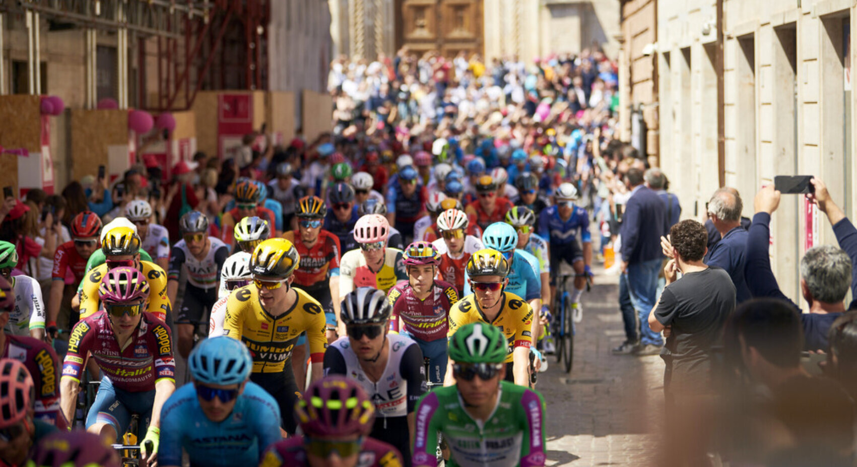 Experience the final weekend of the Giro together with Team Jumbo-Visma	