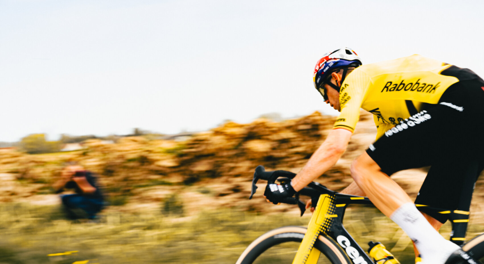 Liveblog Paris-Roubaix: Van Aert and Laporte in front group	