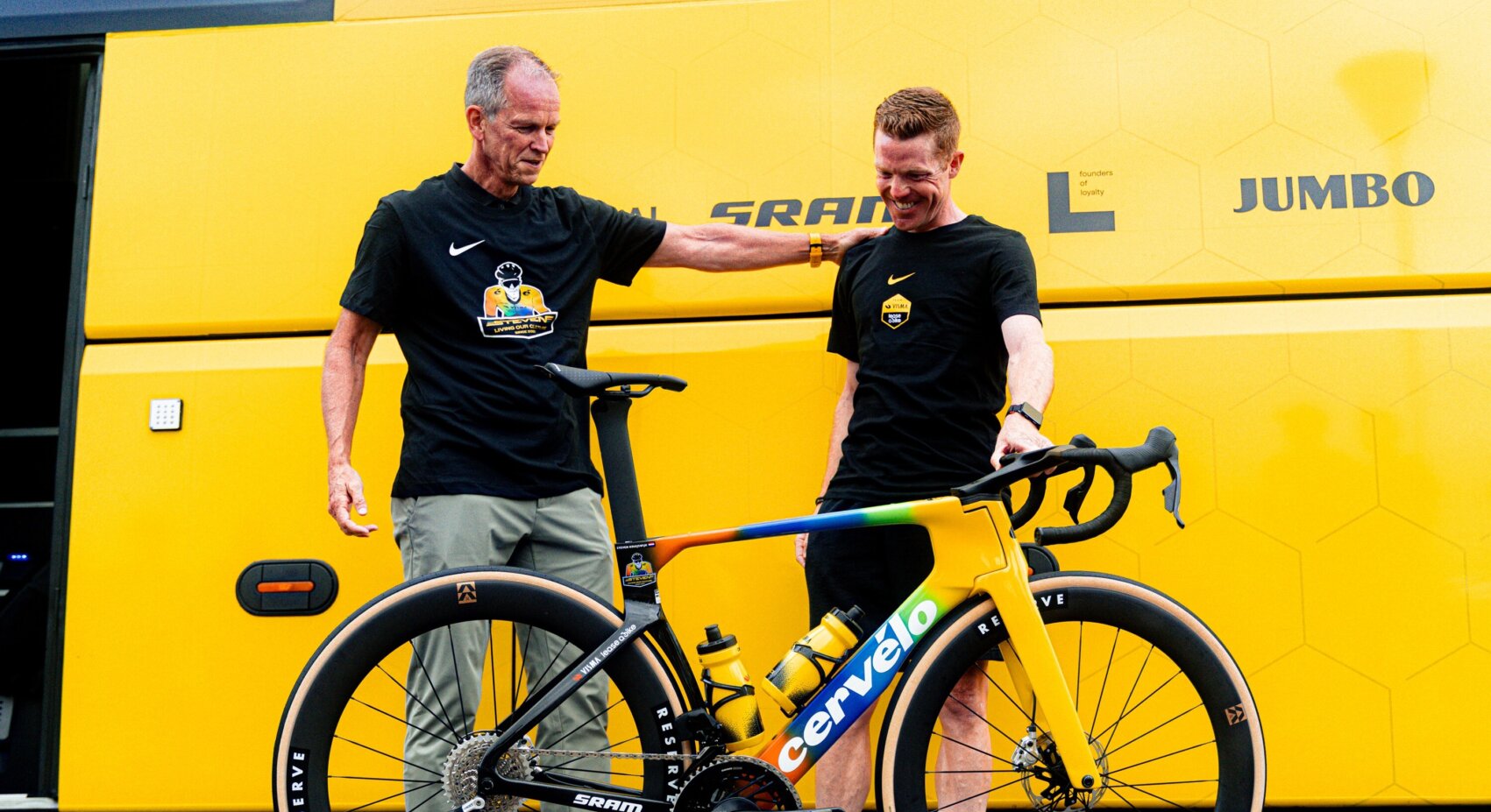 Kruijswijk krijgt bijzonder afscheid tijdens Vuelta a España: 'Hij was blij, verrast en overdonderd'