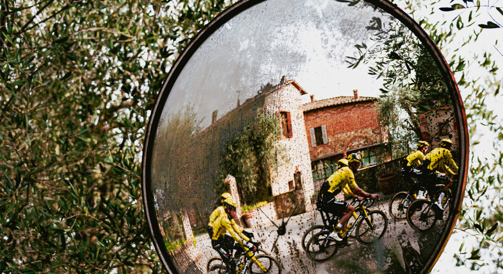 Liveblog: Van Aert takes third place after an impressive finale to Milano-Sanremo	