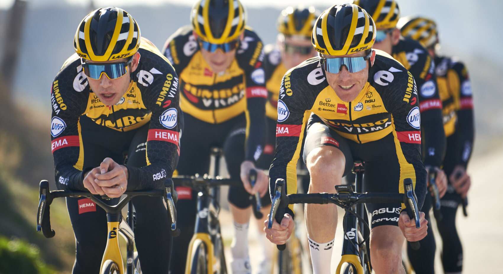 Win een gesigneerd shirt van Steven, Wout of Marianne!