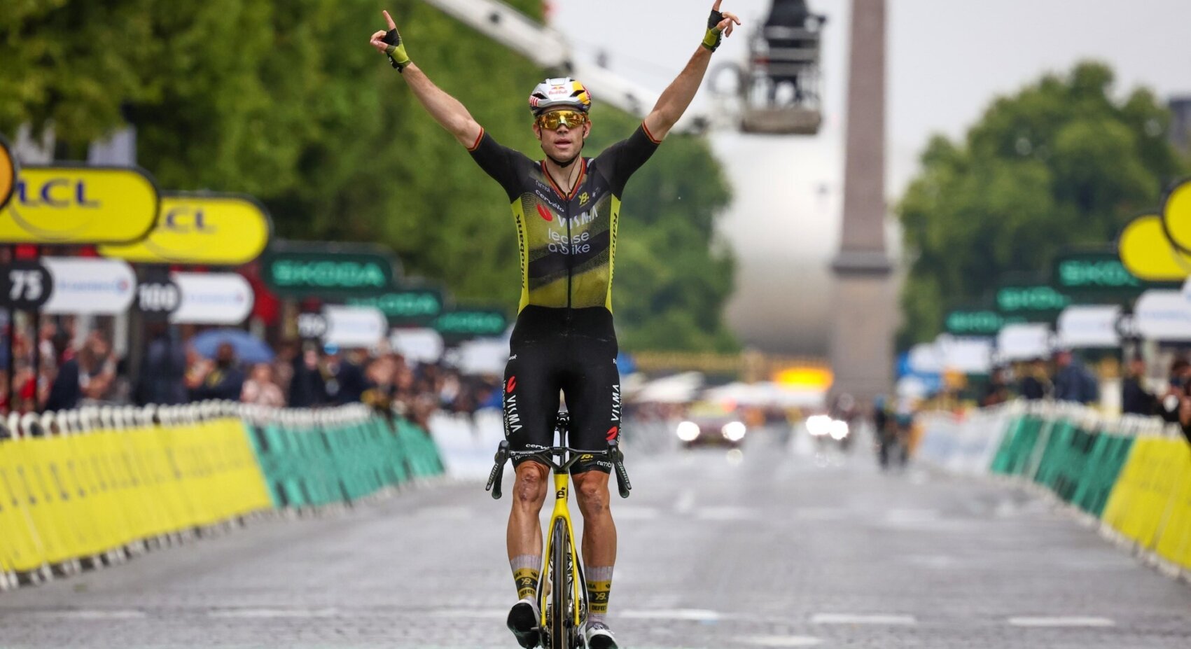 Fenomenale Van Aert soleert naar zege in slotrit, Vingegaard voor vijfde maal op rij op eindpodium Tour de France	