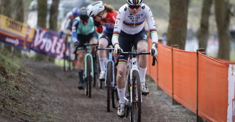Van Empel komt nipt tekort voor podiumplaats in wereldbeker Hoogerheide