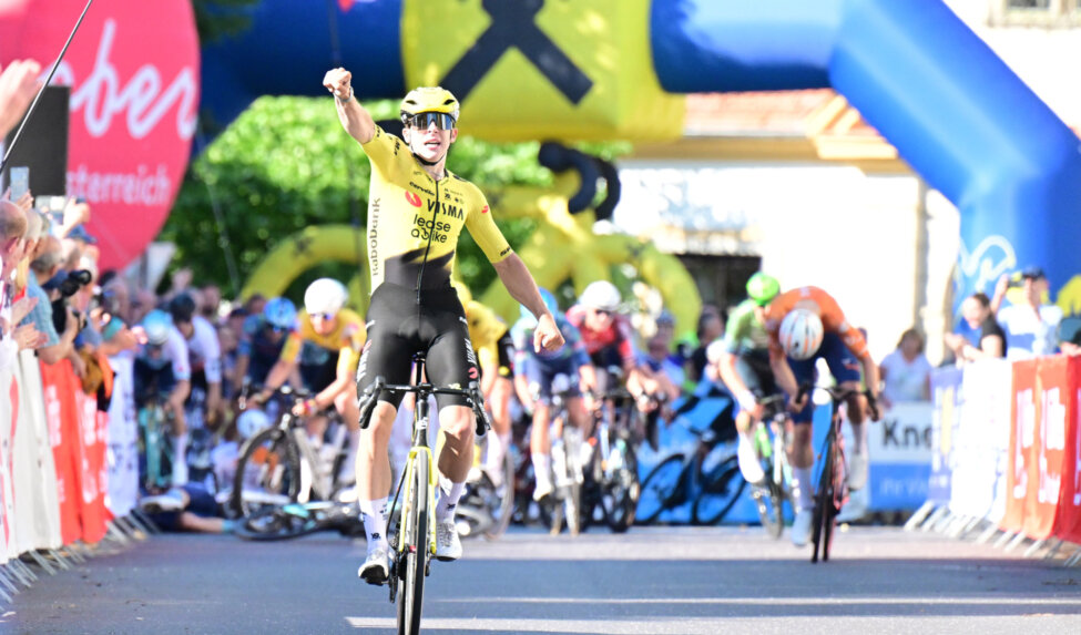 Hobbs delivers stage victory for Team Visma | Lease a Bike Development after chaotic finale in Austria