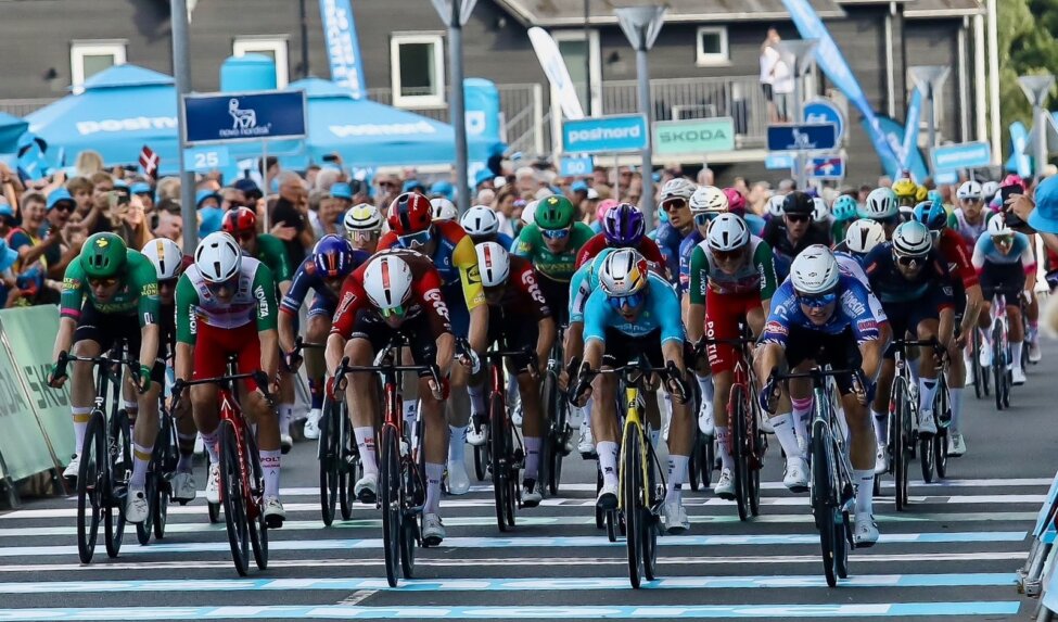 Van Aert wint tweede etappe na spannende fotofinish in Tour of Denmark