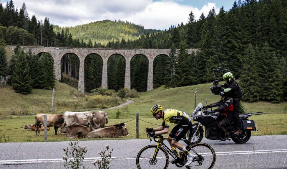 Team Visma | Lease a Bike tries to avoid another bunch sprint on lumpy third stage in Slovakia