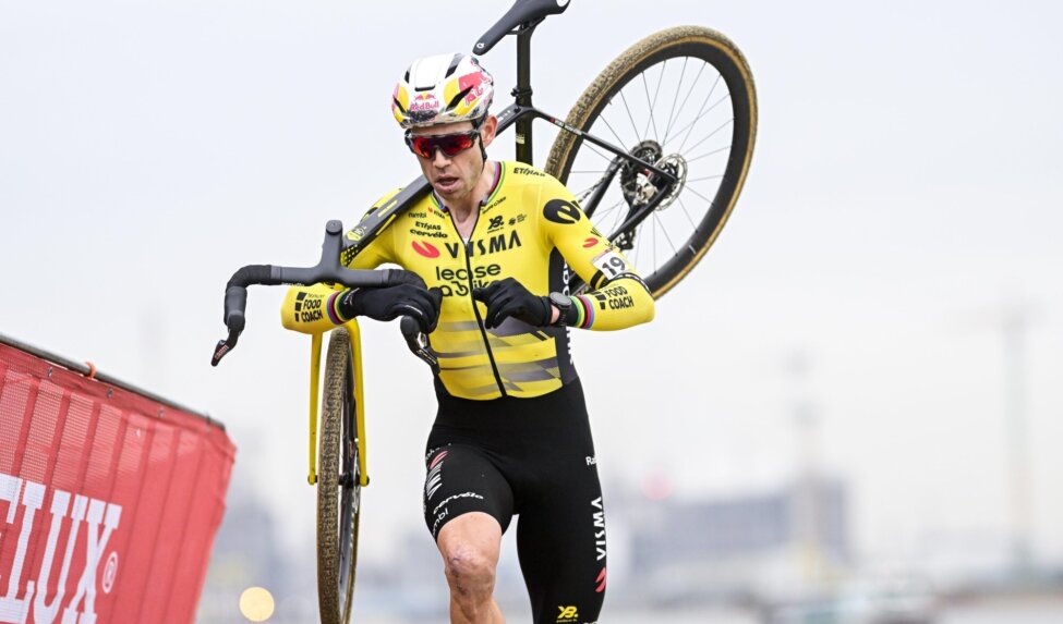 Onfortuinlijke Van Aert eindigt als zevende tijdens crossrentree in Antwerpen
