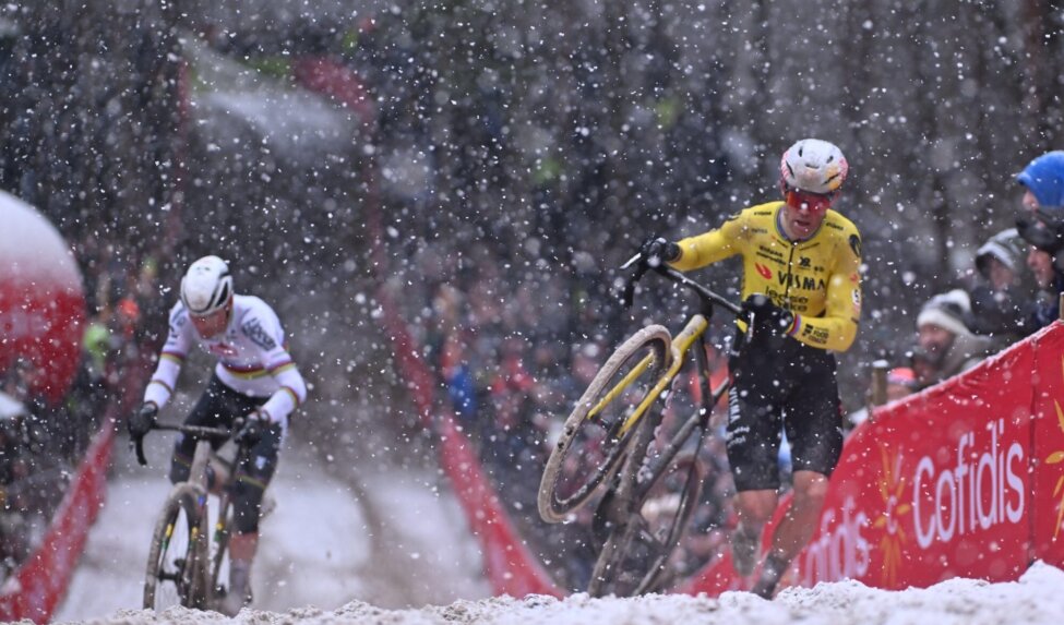 Van Aert crash overshadows thrilling duel at Exact Cross Mol