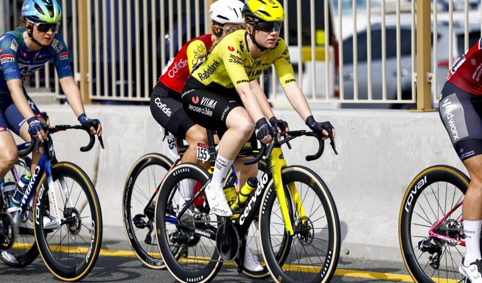 Liveblog UAE Tour Women: Veenhoven sprints to podium spot!