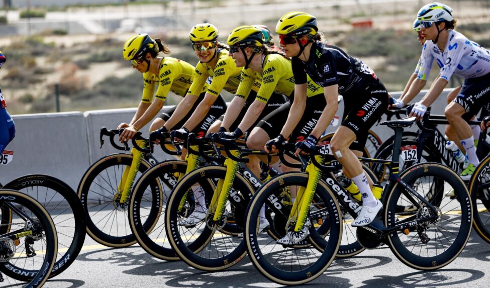 Liveblog UAE Tour Women: Veenhoven sprints to podium spot!