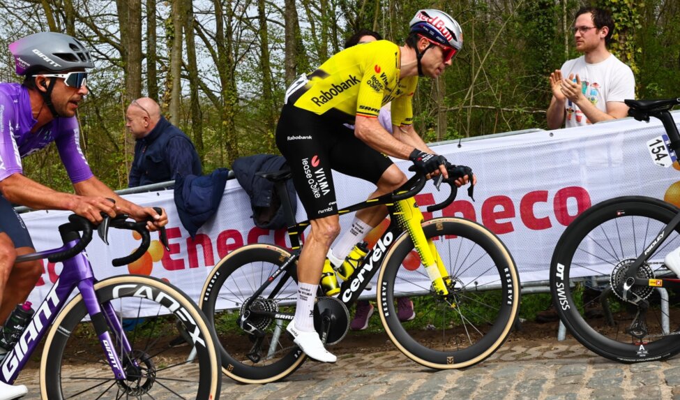 Liveblog Dwars door Vlaanderen: second place for Wout after nerve-wracking finale