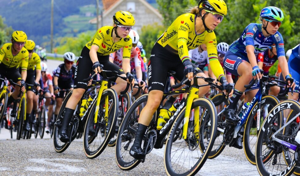 Vos knokt zich na valpartij naar zevende plaats in eerste etappe La Vuelta Femenina, Ferrand-Prévot negende