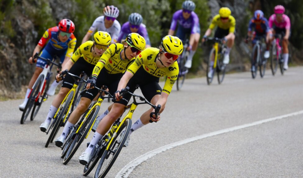 Valpartij in slotkilometer weerhoudt Team Visma | Lease a Bike van goed resultaat in vijfde etappe La Vuelta Femenina