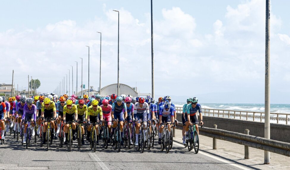 Team Visma | Lease a Bike gets through stage six of the Giro d’Italia safely after chaotic sprint in Naples