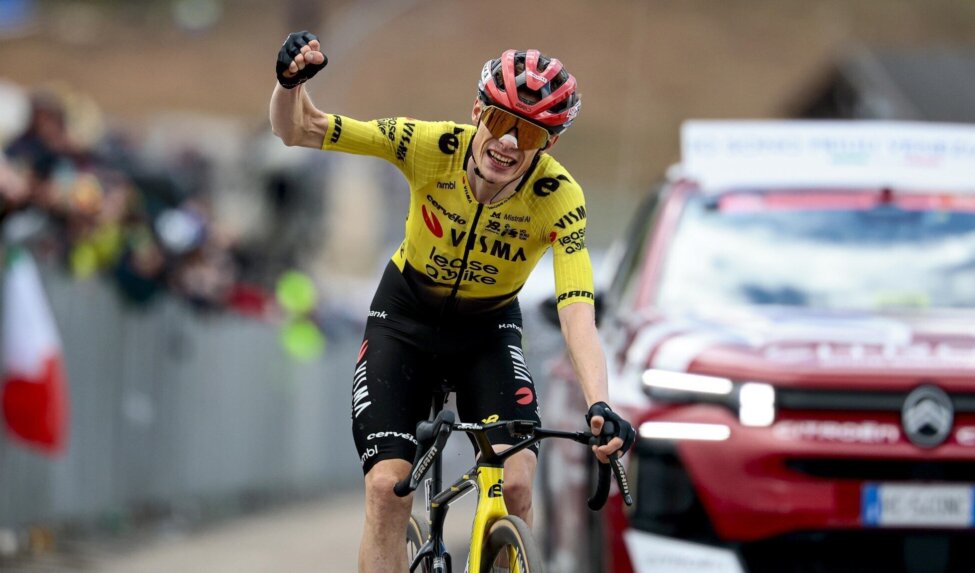 Vingegaard soleert op machtige wijze naar etappezege in Giro d’Italia