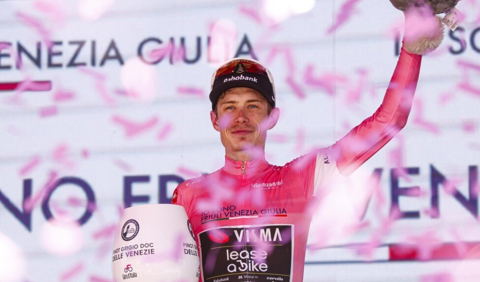 Vingegaard slaat op indrukwekkende wijze dubbelslag na sterk teamwerk in veertiende etappe Giro d’Italia