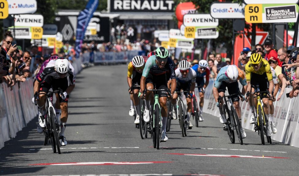 Barré sterk zesde in zware koninginnenrit Boucles de la Mayenne