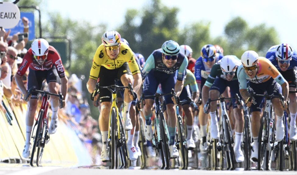 Liveblog Tour Auvergne - Rhône-Alpes: Wout sprint naar de overwinning!
