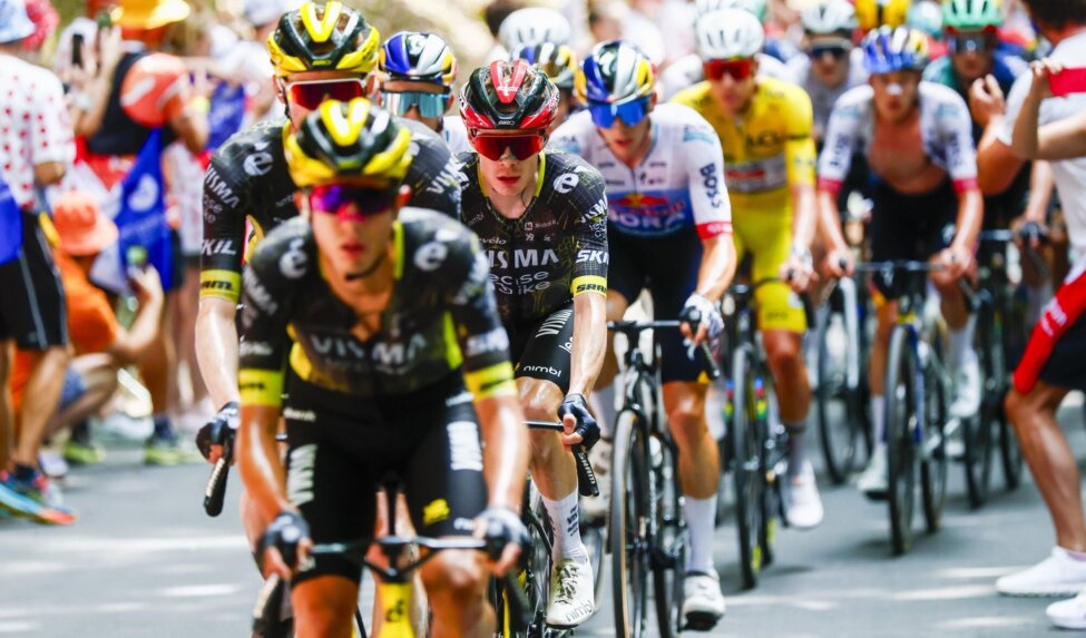 Vingegaard verlaat Tour de France na valpartij in slotfase vijftiende etappe