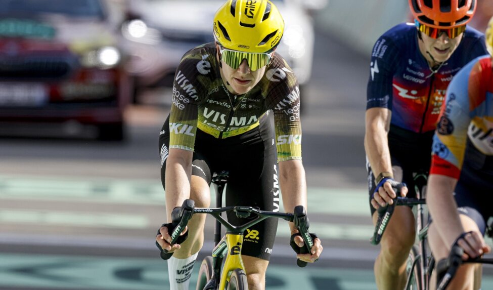 Strong attacking performance sees De Vries move into top ten at Tour de France Femmes