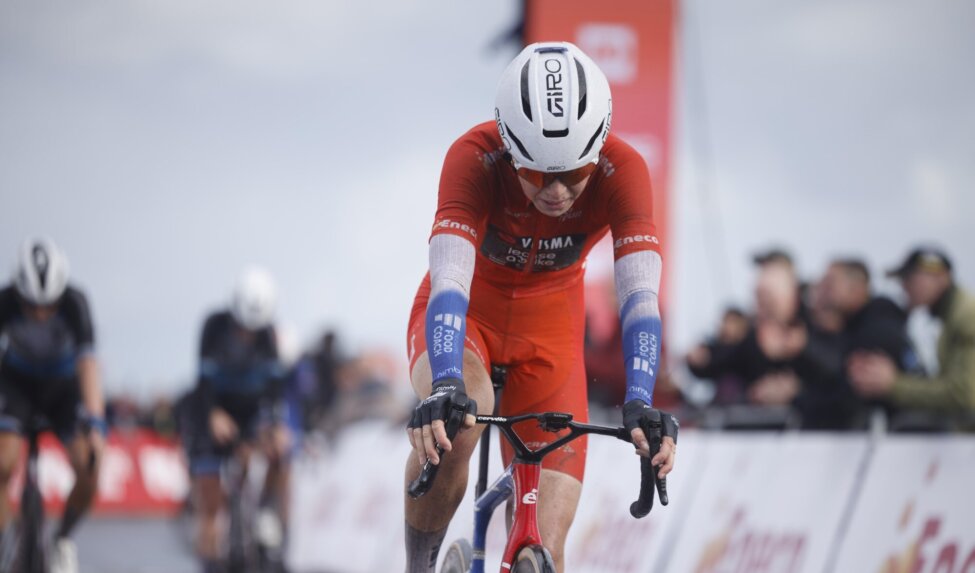 Nooijen knokt zich naar derde plek in heroïsche vierde etappe Eneco Tour en trekt als leidster naar slotrit
