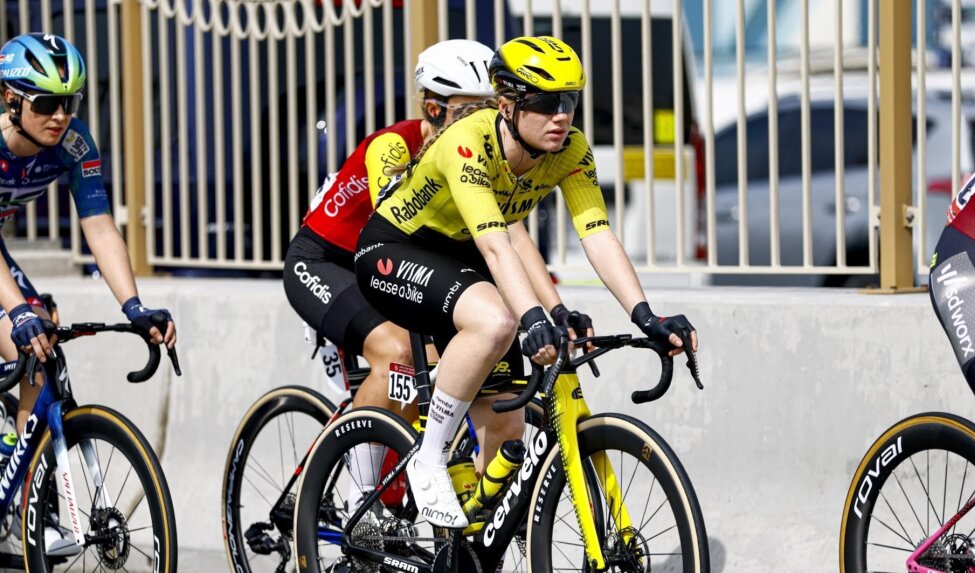 Veenhoven sprint naar eerste podiumplaats in tweede etappe UAE Tour Women