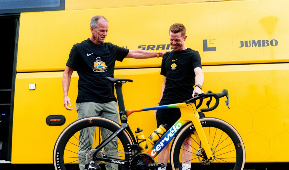 Kruijswijk krijgt bijzonder afscheid tijdens Vuelta a España: 'Hij was blij, verrast en overdonderd'