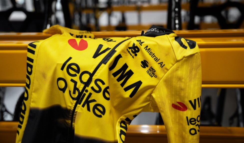 Team Visma | Lease a Bike joins forces with Artificial Intelligence pioneer Mistral AI