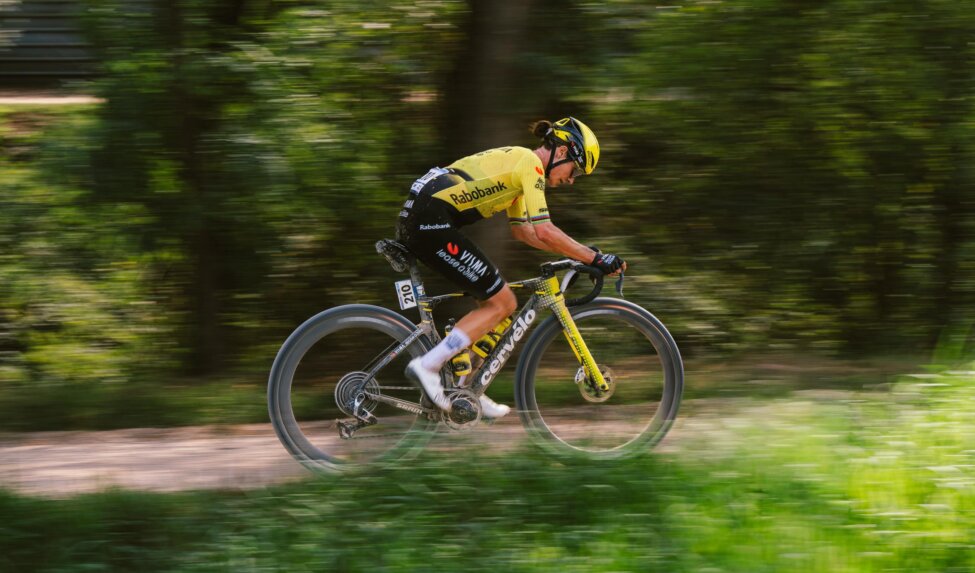 Vos claims second gravel world title with impressive performance in Australia