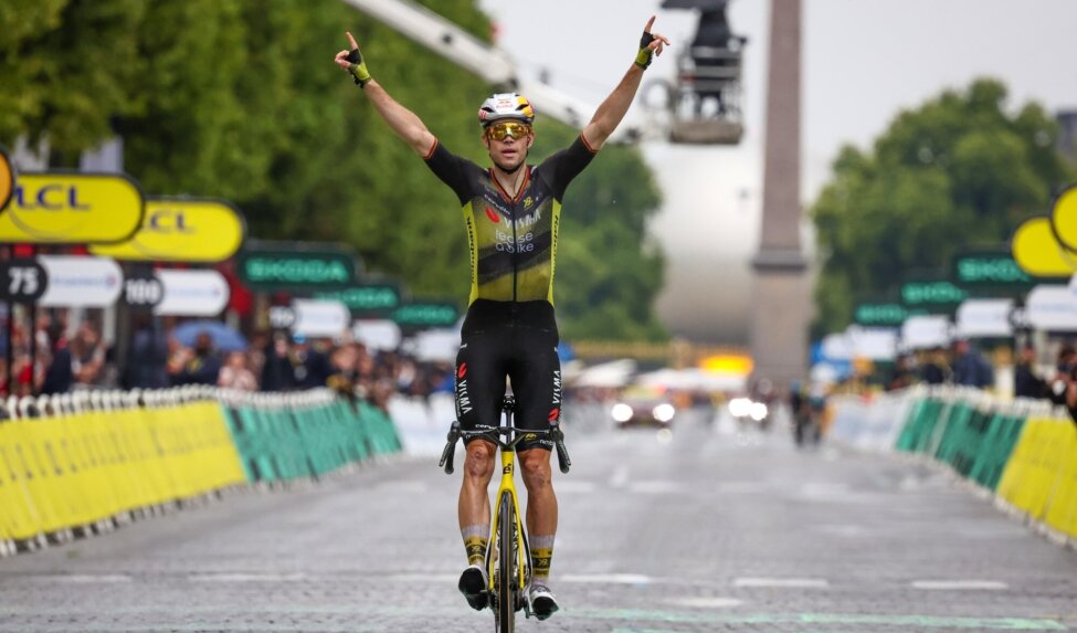 Fenomenale Van Aert soleert naar zege in slotrit, Vingegaard voor vijfde maal op rij op eindpodium Tour de France